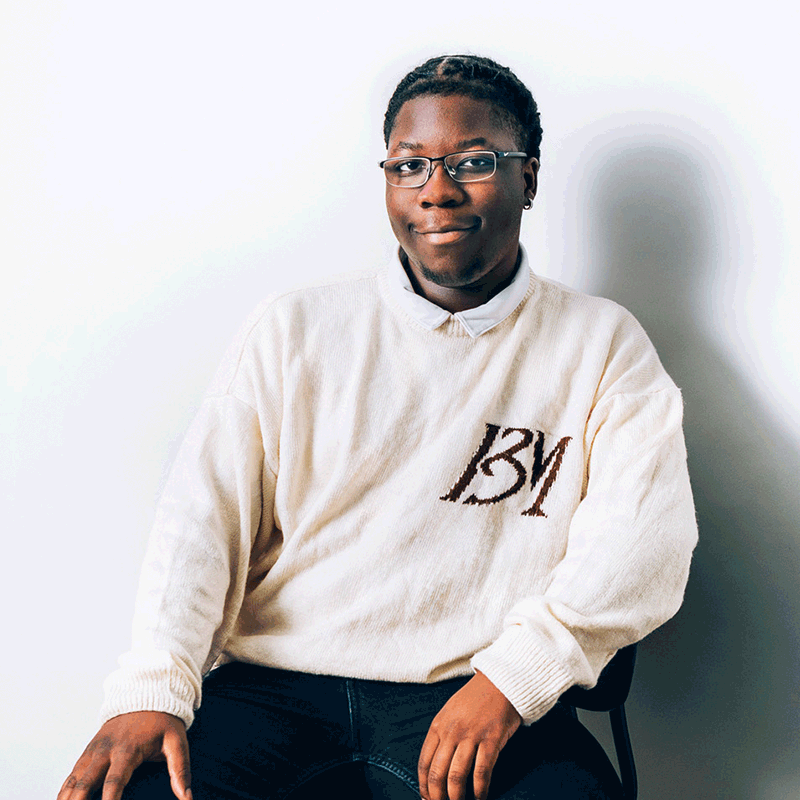 Jonathan Leumfo ist einer von aktuell drei Auszubildenden zum Fachinformatiker Systemintegration im IT-Systemhaus dualutions in Köln.